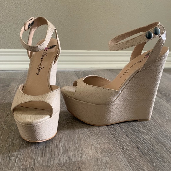 Penny loves Kenny wedges. - Picture 2 of 6